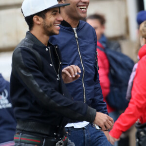 Bruno Beausir, dit Doc Gynéco, se promène avec Bilal Duarte, le fils de Stomy Bugsy, sur l'avenue des Champs-Elysées à Paris, le 25 avril 2014.