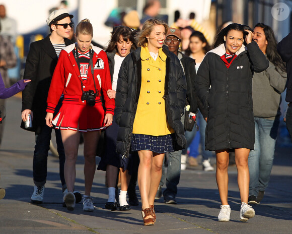 Chris Colfer, Heather Morris, Lea Michele, Dianna Agron et Naya Rivera sur le tournage de Glee à Los Angeles, en décembre 2011.