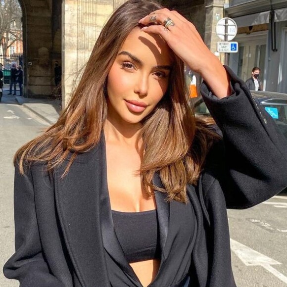 Nabilla Benattia pose sur Instagram