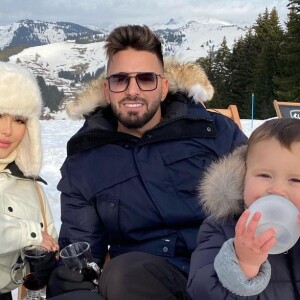 Nabilla Benattia avec Thomas et Milann au ski, mars 2021