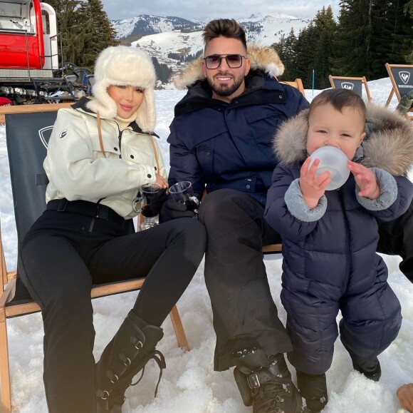 Nabilla Benattia avec Thomas et Milann au ski, mars 2021