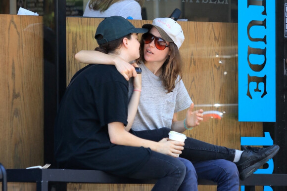 Exclusif - Eliott Page câline et embrasse sa compagne Emma Portner après avoir acheté des cafés à emporter au Cafe Gratitude à West Hollywood, le 12 juillet 2017