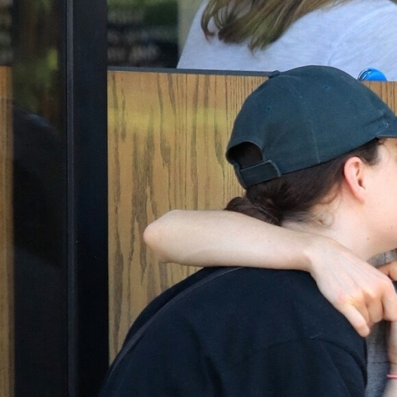Exclusif - Eliott Page câline et embrasse sa compagne Emma Portner après avoir acheté des cafés à emporter au Cafe Gratitude à West Hollywood, le 12 juillet 2017