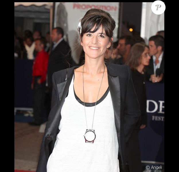 romane bohringer jeune maman est folle de television elle nous devoile ce qu elle aime ou pas aie purepeople