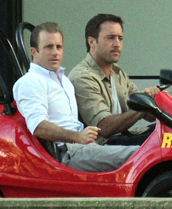 Scott Caan et Alex O'Loughlin lors d'une course poursuite dans une voiture de location sur l'avenue Kalalaua sur le tournage de la série télévision "Hawaii 5-0" ('Hawaii Five-O") à Waikiki à Hawaï, le 18 mars 2014.