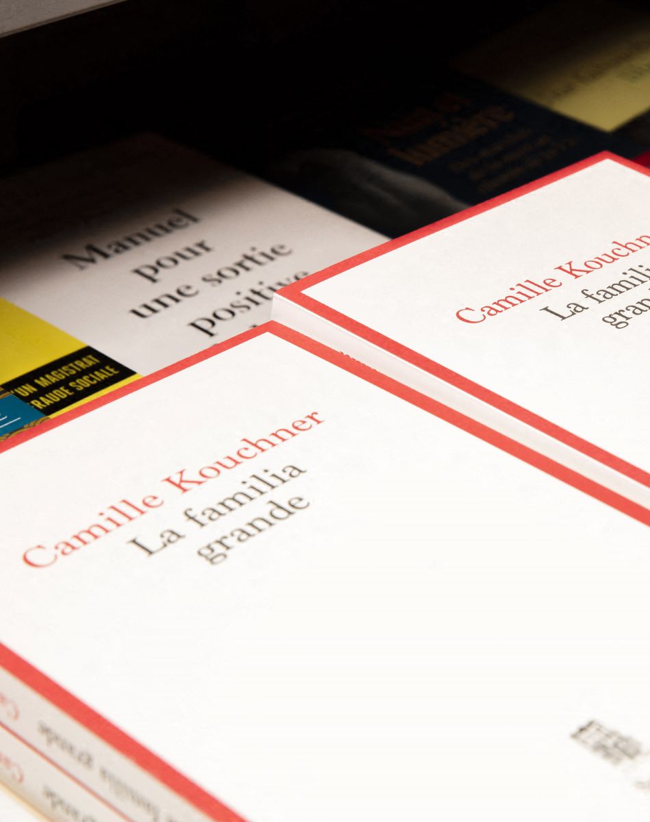 Mise en place du livre de Camille Kouchner relatant la vie au sein de la famille Kouchner, Duhamel, Pisier " La Familia grande " (Editions du Seuil) dans la librairie Lamartine dans le 16ème à Paris. © Jack Tribeca / Bestimage
