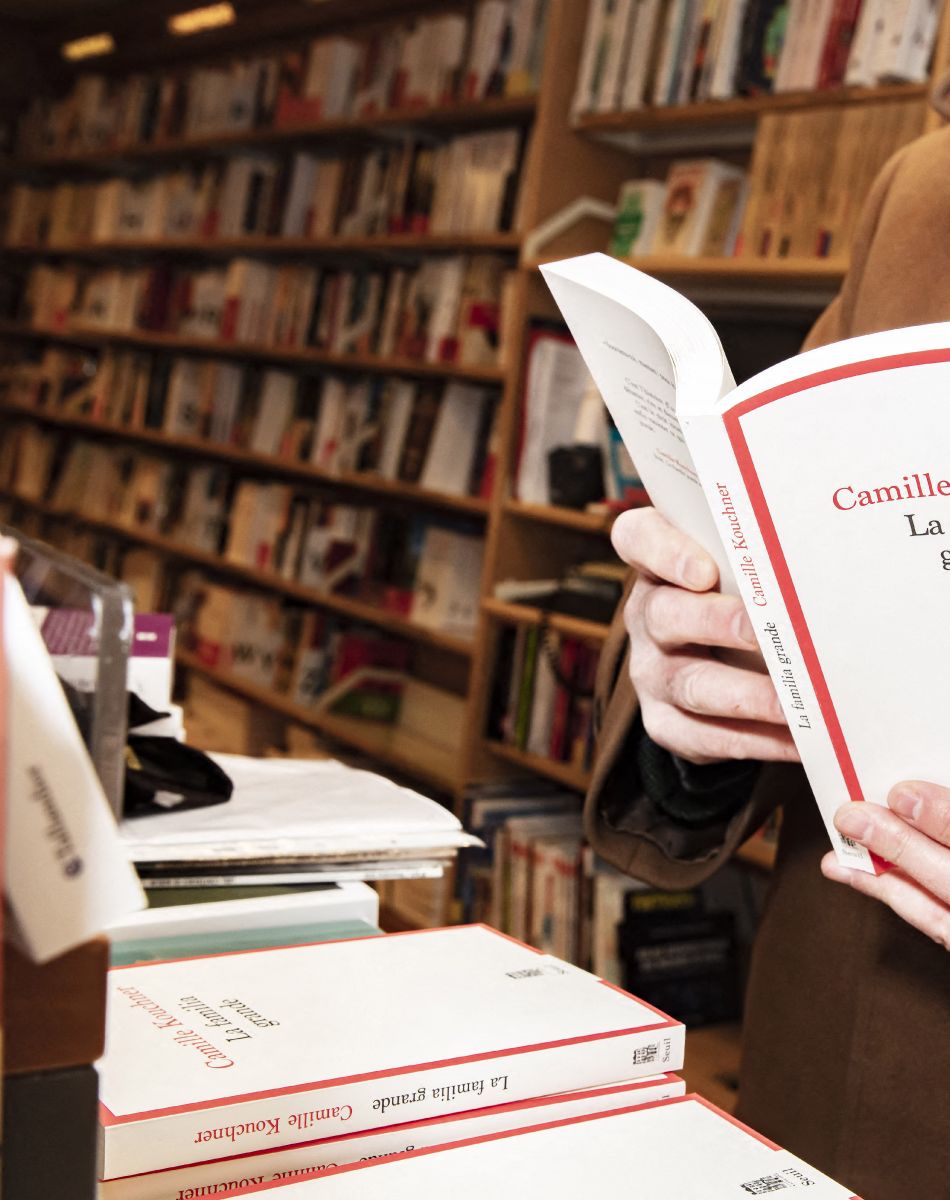Mise en place du livre de Camille Kouchner relatant la vie au sein de la famille Kouchner, Duhamel, Pisier " La Familia grande " (Editions du Seuil) dans la librairie Lamartine dans le 16ème à Paris. © Jack Tribeca / Bestimage