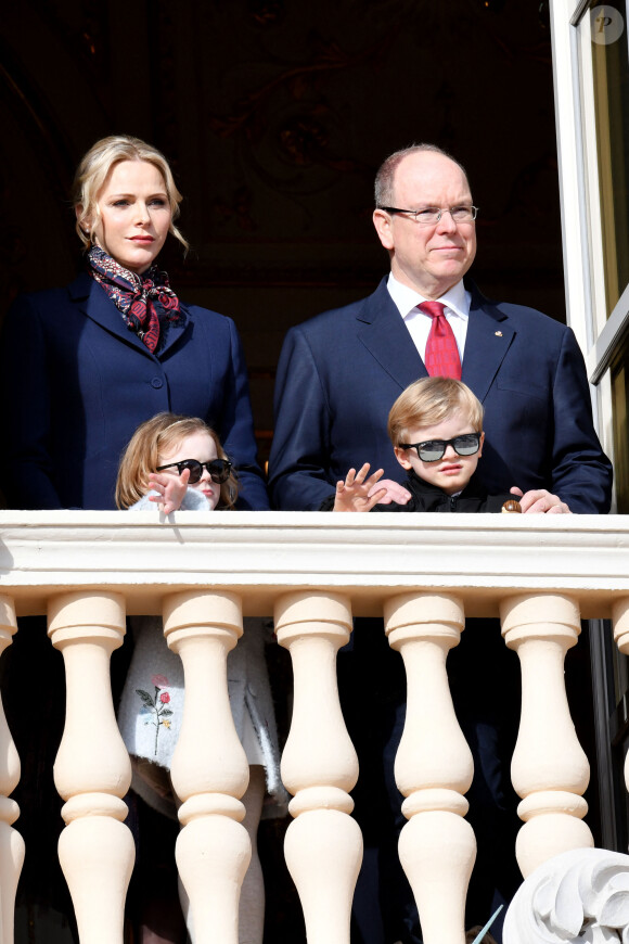 Le prince Albert II de Monaco, sa femme la princesse Charlène et leurs enfants le prince héréditaire Jacques et la princesse Gabriella ont assité depuis un balcon du Palais à la traditionnelle procession durant la célébration de la Sainte Dévote, Sainte patronne de Monaco, à Monaco. © Bruno Bebert / Bestimage