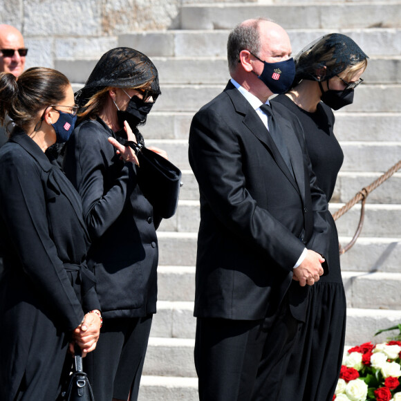La princesse Stéphanie de Monaco, la princesse Caroline de Hanovre, le prince Albert II de Monaco, la princesse Charlène de Monaco - Obsèques de la baronne Elizabeth-Ann de Massy (Elisabeth Anne), cousine du prince Albert II en la cathédrale Notre-Dame-Immaculée de Monaco le 17 juin 2020 © Bruno Bebert / Bestimage