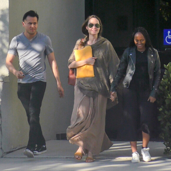Exclusif - Angelina Jolie passe la journée avec sa fille Zahara Jolie-Pitt à Long Beach, Los Angeles. Le 26 août 2019.