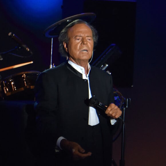 Julio Iglesias sur la scène du Sporting à Monaco à l'occasion du Monte-Carlo Sporting Summer Festival le 29 juillet 2016 © Lionel Urman / Bestimage 