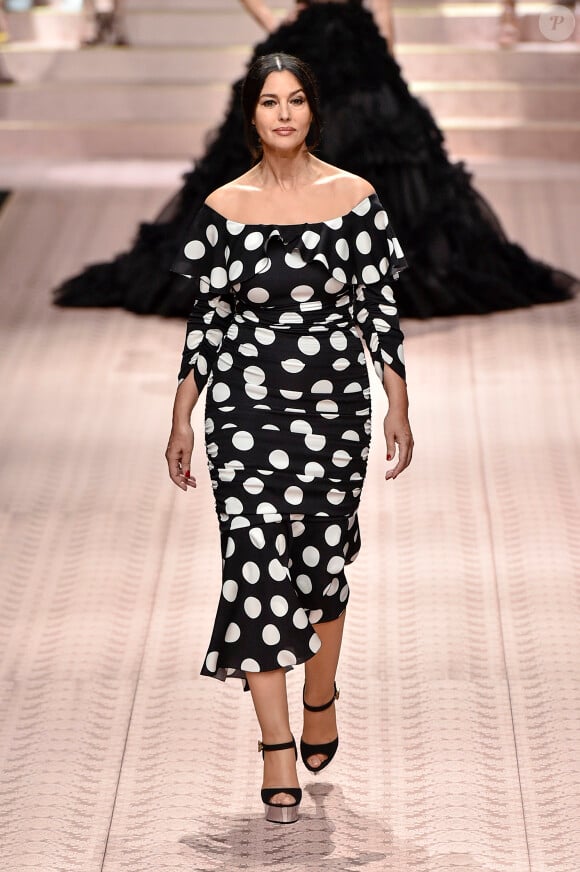 Monica Bellucci lors du défilé Dolce & Gabbana pour la collection Prêt-à-Porter Printemps/Eté 2019 lors de la Fashion Week de Milan. Le 23 septembre 2018.