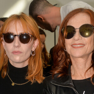 Lolita Chammah et sa mère Isabelle Huppert - People au défilé de mode PAP printemps-été 2020 "Agnes B " à Paris. Le 30 septembre 2019. © Veeren Ramsamy-Christophe Clovis / Bestimage. 