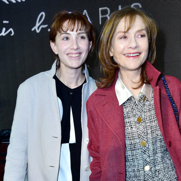 Isabelle Huppert et sa fille Lolita Chammah au défilé de mode "Agnès b" PAP automne/hiver 2016-2017 au Palais de Tokyo à Paris le 8 mars 2016. © Giancarlo Gorassini / Bestimage 