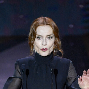 Isabelle Huppert sur scène lors de la 46ème cérémonie des César à l'Olympia à Paris le 12 mars 2021. © Pierre Villard/ Pool / Bestimage 