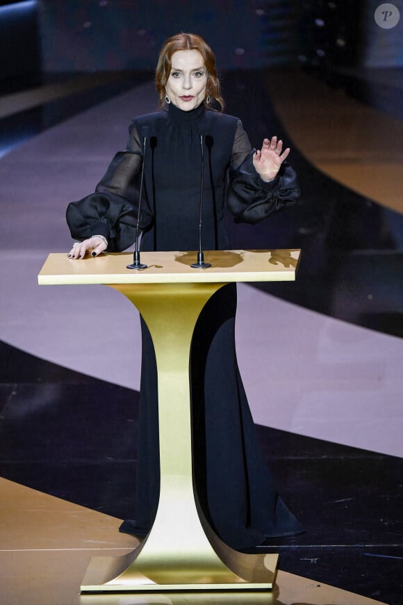 Isabelle Huppert sur scène lors de la 46ème cérémonie des César à l'Olympia à Paris le 12 mars 2021. © Pierre Villard/ Pool / Bestimage 