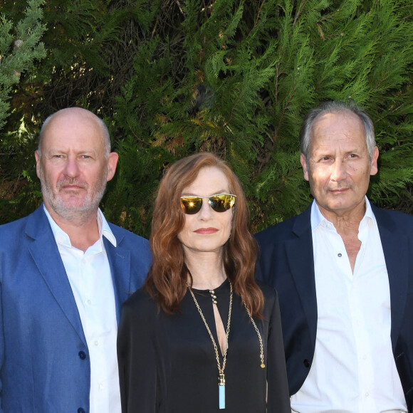 Jean-Paul Salomé, Isabelle Huppert, Hippolyte Girardot lors du photocall du film "La Daronne" lors du festival du film francophone de Angoulême le 2 septembre 2020. © Coadic Guirec / Bestimage 