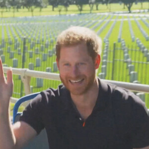 Le prince Harry fait le touriste à Los Angeles dans un bus ouvert pour l'émission de James Corden, le Late Show.