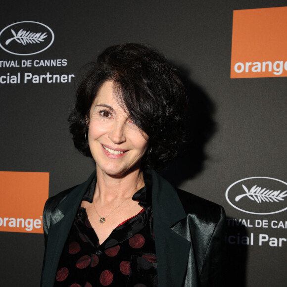 Zabou Breitman au photocall de la soirée "Orange" sur la plage de l'hôtel Majectic lors du 72ème Festival International du Film de Cannes, le 18 mai 2019. © Denis Guignebourg/Bestimage