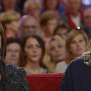 Michèle Bernier et Charlotte Gaccio - Enregistrement de l'émission "Vivement Dimanche" à Paris le 13 octobre 2015 et qui sera diffusée le 18 Octobre 2015.