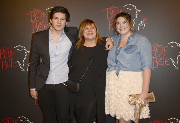 Michèle Bernier avec son fils Enzo et sa fille Charlotte à la générale de la comédie musicale "La Belle et la Bête" au Théâtre Mogador à Paris le 24 octobre 2013.
