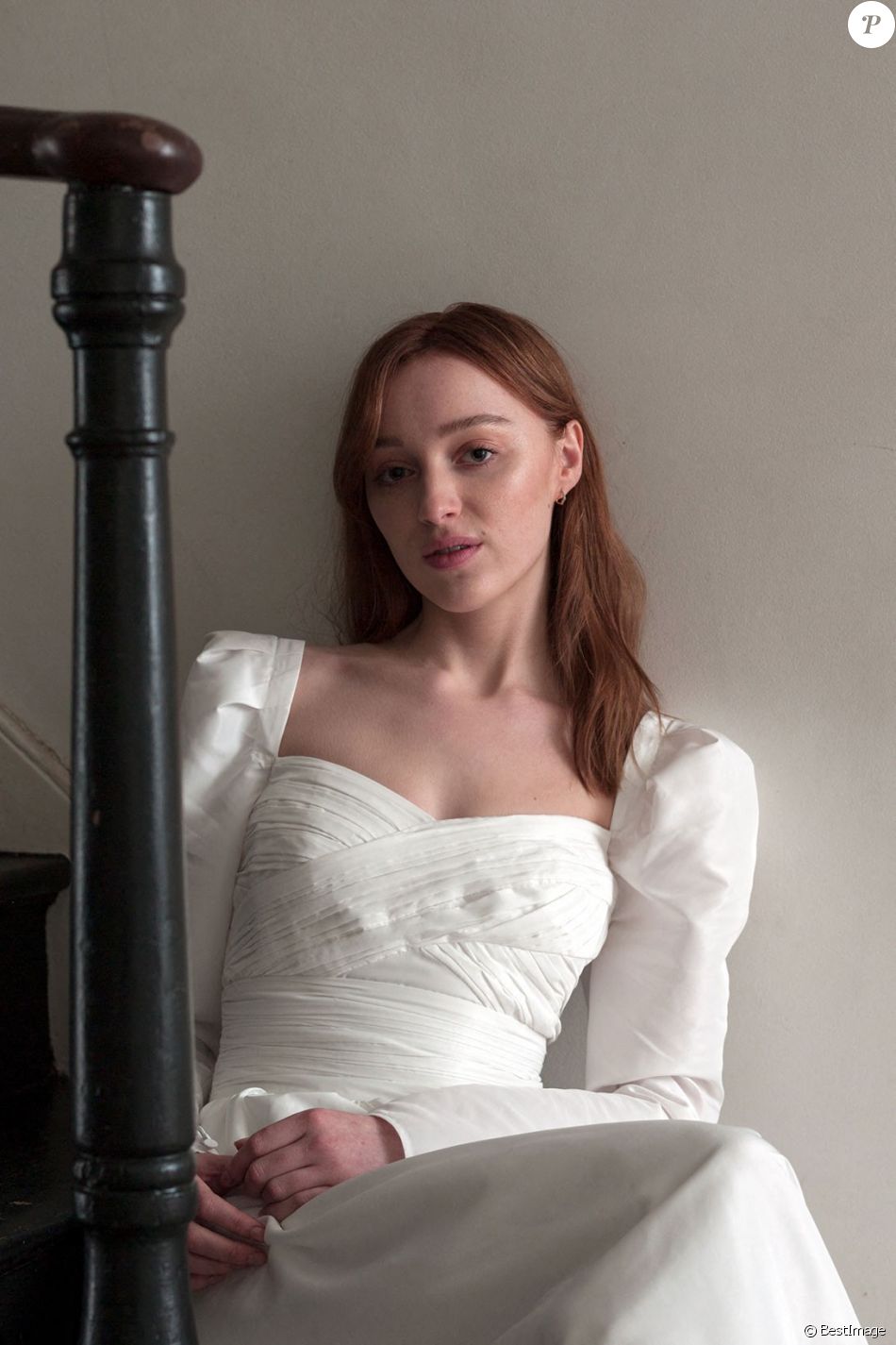 L'actrice de Bridgerton, Phoebe Dynevor dans la campagne Automne/Hiver de la marque Self-Portrait.