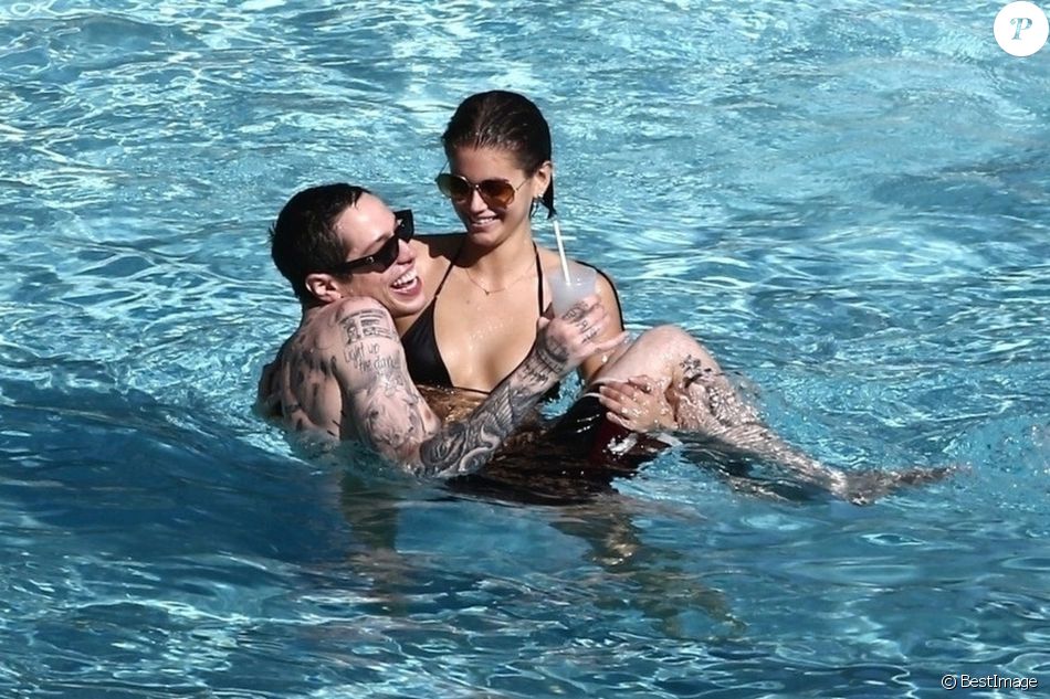 Kaia Gerber et son compagnon Pete Davidson vivent la parfait amour. Le coupe a été vu s'embrassant à de multiples reprises au bord d'une piscine à Miami le 23 Novembre 2019.