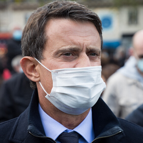 Manuel Valls - Hommage en présence de differents présidents d'associations, Place de la République à Paris en mémoire à Samuel Paty (professeur d'histoire) qui a été décapité à Conflans-Sainte-Honorine le 18 octobre 2020. © Tiziano Da Silva/Bestimage 