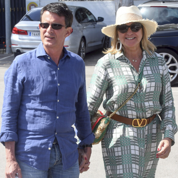 Manuel Valls et sa fiancée Susana Gallardo sont allés dîner au restaurant où ils se sont rencontrés il y a 1 an à Marbella. Le couple a célébré l'anniversaire de leur rencontre. L'ancien Premier ministre et sa compagne Susana Gallardo ont décidé de se marier très prochainement. Le 9 juin 2019