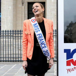 Amandine Petit, Miss Normandie 2020 et Miss France 2021 - La ministre déléguée auprès du ministre de l'Intérieur, en charge de la citoyenneté lors de l'inauguration de l'exposition "109 Mariannes", devant le Panthéon, à Paris, France, le 4 mars 2021. © Stéphane Lemouton/Bestimage