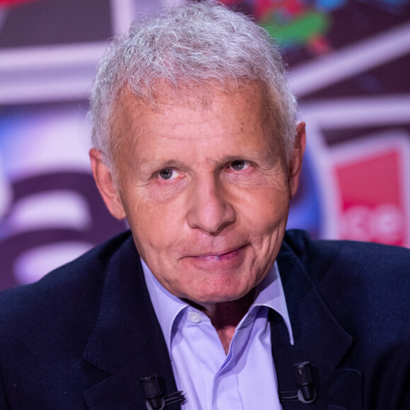 Exclusif - Patrick Poivre d'Arvor (PPDA) - Vente aux enchères au profit du Secours Populaire - Grande soirée solidaire et festive "Secours Pop La Grande Soirée" au Cirque d'Hiver à Paris, diffusée en direct le 6 février sur France 2, pour lancer la campagne annuelle de dons, le Don'actions, du Secours Populaire.  © Tiziano Da Silva - Cyril Moreau / Bestimage 