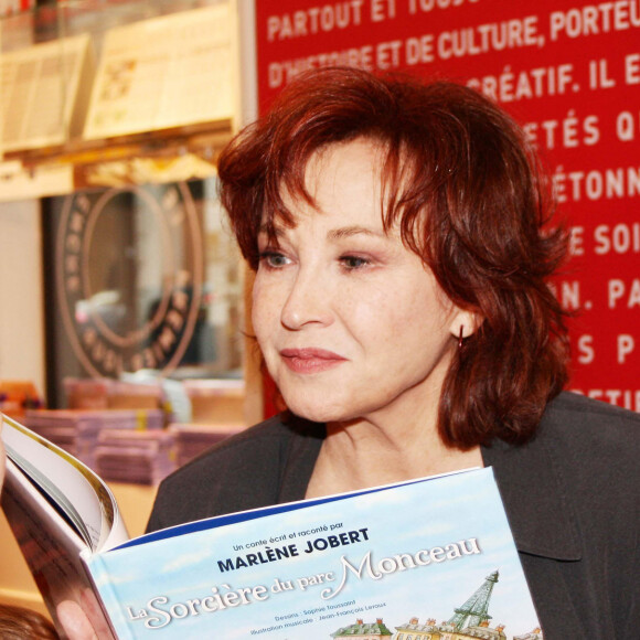 Marlène Jober le 26 novembre 2011 pour "Le Carré d'Encre" à Paris.