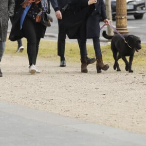 La première dame Brigitte Macron balade son chien, Némo, sur l'avenue des Champs-Élysées, à Paris, France, le 26 mars 2021. La première dame est accompagnée de Bernard Montiel et une amie ainsi que de ses gardes du corps. Elle s'est rendue à l'exposition des 20 statues du "Chat" de Philippe Geluck. © Christophe Clovis/Bestimage