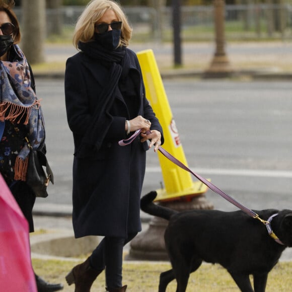 La première dame Brigitte Macron balade son chien, Némo, sur l'avenue des Champs-Élysées, à Paris, France, le 26 mars 2021. La première dame est accompagnée de Bernard Montiel et une amie ainsi que de ses gardes du corps. Christophe Clovis/Bestimage