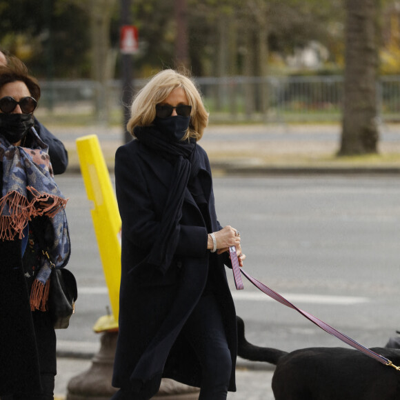 La première dame Brigitte Macron balade son chien, Némo, sur l'avenue des Champs-Élysées, à Paris, France, le 26 mars 2021. La première dame est accompagnée de ses amis Bernard Montiel et Fabienne Moszer et de ses gardes du corps. Elle s'est rendue à l'exposition des 20 statues du "Chat" de Philippe Geluck. © Christophe Clovis/Bestimage