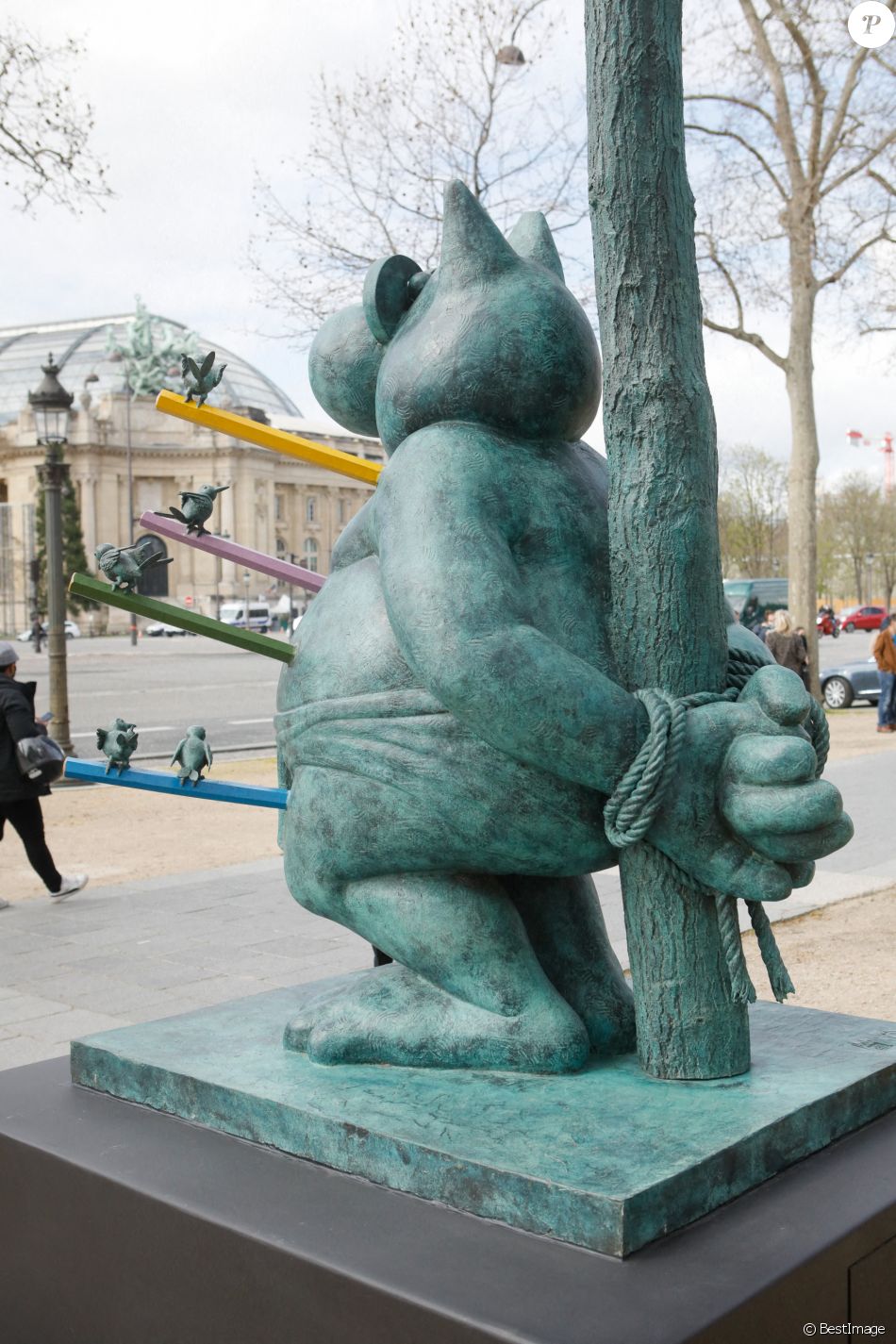 Brigitte Macron Avec Son Chien Nemo Balade Remarquee En Plein Coeur De Paris Le Diaporama Purepeople