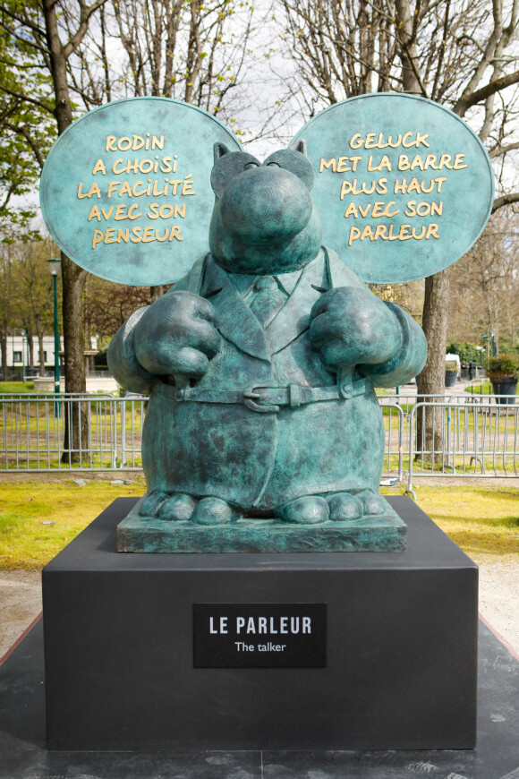 Le chat parleur - Philippe Geluck inaugure son exposition de vingt statutes du Chat en bronze sur les Champs Elysées à Paris le 26 mars 2021. © Christophe Clovis / Bestimage 