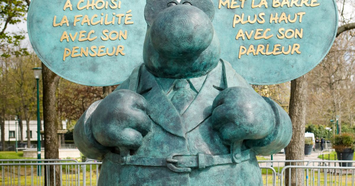 Le Chat Parleur Philippe Geluck Inaugure Son Exposition De Vingt Statutes Du Chat En Bronze Sur Les Champs Elysees A Paris Le 26 Mars 21 C Christophe Clovi Purepeople