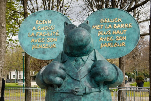 Le chat parleur - Philippe Geluck inaugure son exposition de vingt statutes du Chat en bronze sur les Champs Elysées à Paris le 26 mars 2021. © Christophe Clovis / Bestimage 