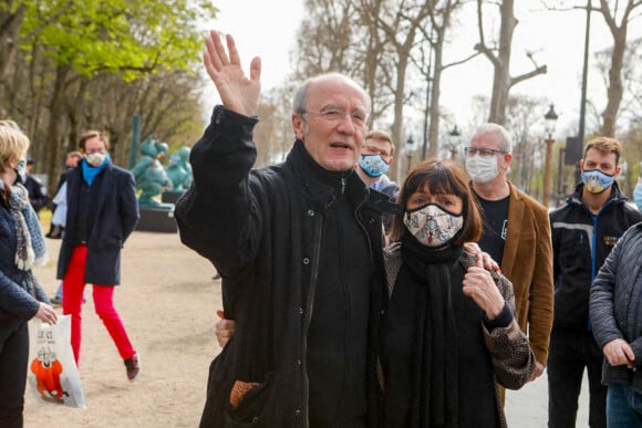 Philippe Geluck et sa femme Dany - Philippe Geluck inaugure son exposition de vingt statutes du Chat en bronze sur les Champs Elysées à Paris le 26 mars 2021. © Christophe Clovis / Bestimage 