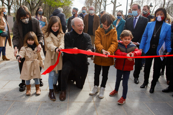 Philippe Geluck, sa femme Dany, leurs petits enfants - Philippe Geluck inaugure son exposition de vingt statutes du Chat en bronze sur les Champs Elysées à Paris le 26 mars 2021. © Christophe Clovis / Bestimage 