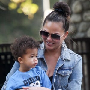 Chrissy Teigen et John Legend passent un moment en famille au parc de Beverly Hills avec leurs enfants Miles et Luna le 7 mars 2020.