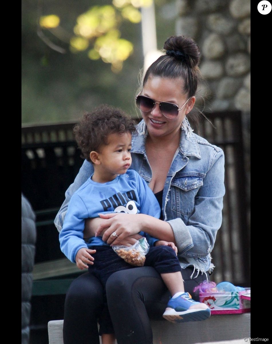 Chrissy Teigen et John Legend passent un moment en famille au parc de Beverly Hills avec leurs enfants Miles et Luna le 7 mars 2020.
