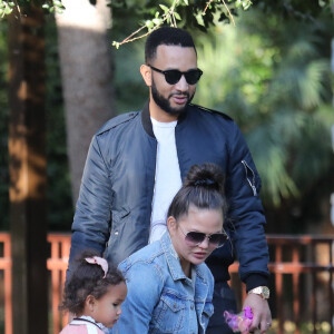 Chrissy Teigen et John Legend passent un moment en famille au parc de Beverly Hills avec leurs enfants Miles et Luna le 7 mars 2020. 