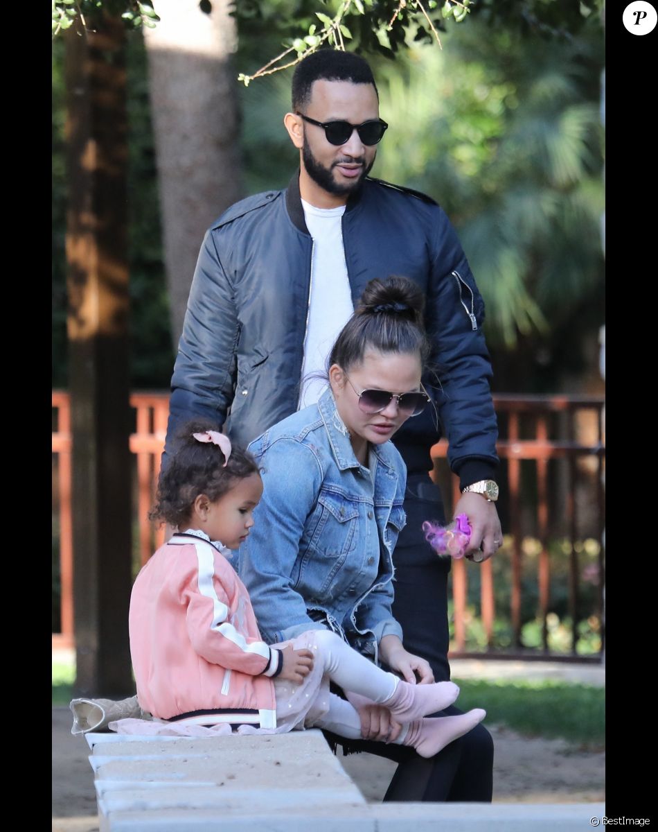Chrissy Teigen et John Legend passent un moment en famille au parc de Beverly Hills avec leurs enfants Miles et Luna le 7 mars 2020.