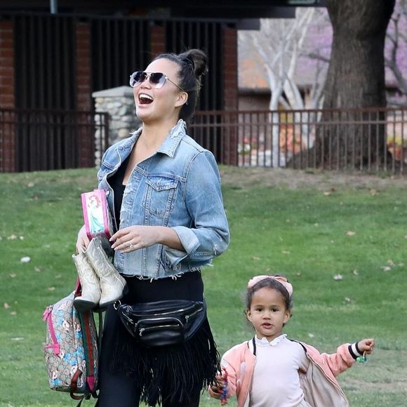 Chrissy Teigen et John Legend passent un moment en famille au parc de Beverly Hills avec leurs enfants Miles et Luna le 7 mars 2020.