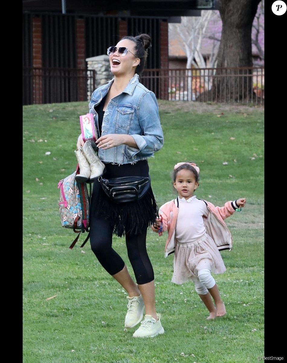 Chrissy Teigen et John Legend passent un moment en famille au parc de Beverly Hills avec leurs enfants Miles et Luna le 7 mars 2020.