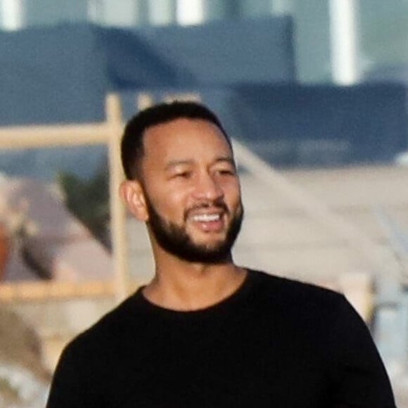 Exclusif - John Legend et Chrissy Teigen passent la journée à la plage avec leur fils Miles à Malibu, le 15 mars 2020. Les deux parents ont joué au ballon avec leur fils de 1 an.