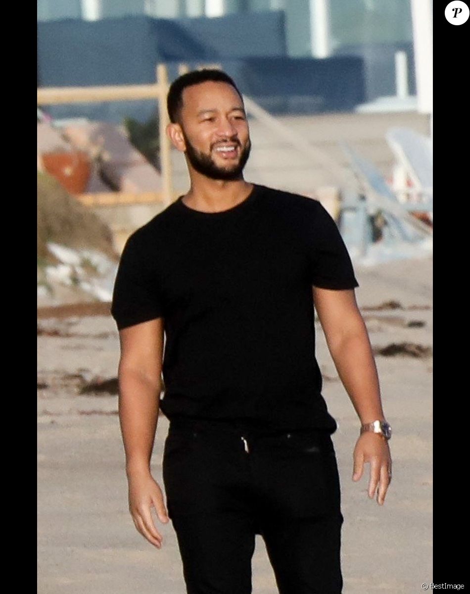 Exclusif - John Legend et Chrissy Teigen passent la journée à la plage avec leur fils Miles à Malibu, le 15 mars 2020. Les deux parents ont joué au ballon avec leur fils de 1 an.