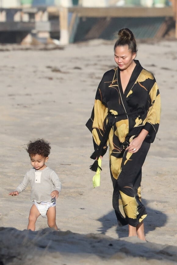 Exclusif - John Legend et Chrissy Teigen passent la journée à la plage avec leur fils Miles à Malibu, le 15 mars 2020. Les deux parents ont joué au ballon avec leur fils de 1 an.